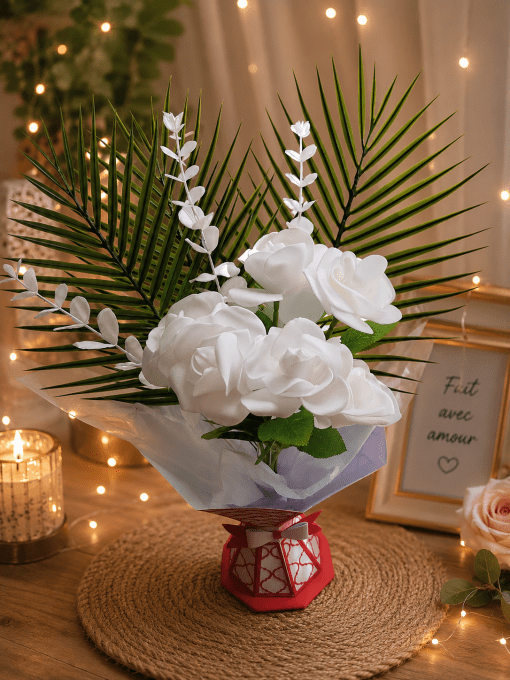 Bouquet de Rose blanc artificiel avec son vase personnalisé. Fait main-