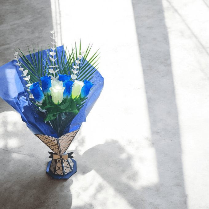 Bouquet de Rose bleu/blanc artificiel avec son vase personnalisé. Fait main-